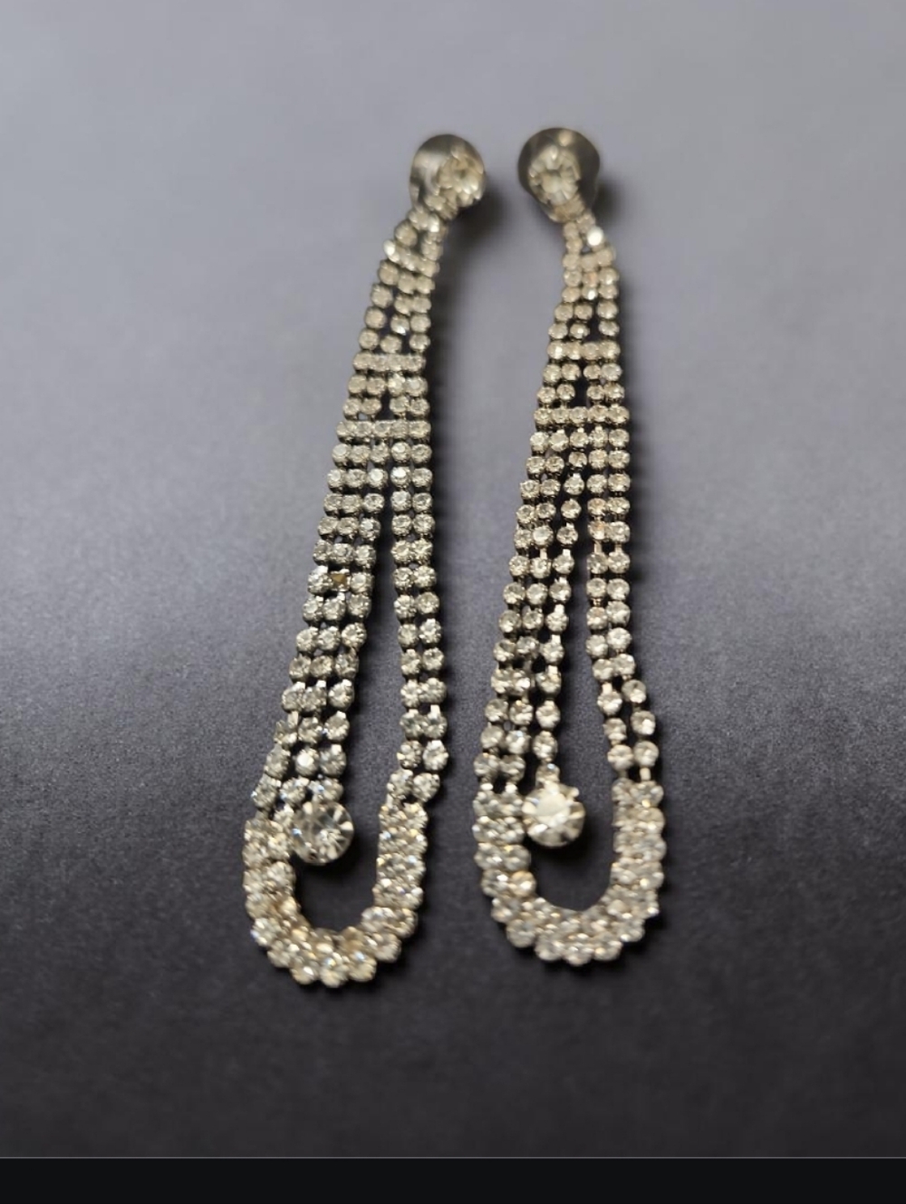 Hether Twist Diamond Mesh Small Clutch & Silver-Tone Crystal Pendulum Earrings - Picture 3 of 10